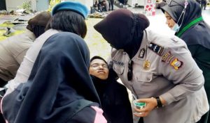 Letih, Mahasiswi Ini Pingsan Ditolong Polwan