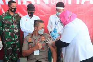 Wakapolda Malut Orang Pertama Divaksin Covid-19