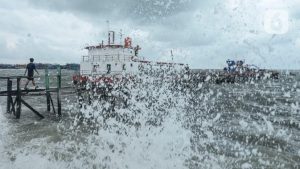 Gelombang Tinggi, Armada Laut di Ternate Diminta Tunda Beroperasi
