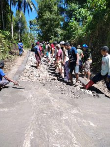 Warga Gotong Royong Perbaiki Jalan Rusak