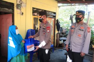 Gandeng Wartawan Salurkan Bansos ke Warga Ternate
