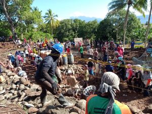 Aksi Solidaritas Warga Moti Bangun Talud Kuburan