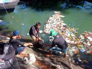 Bersihkan Laut Ternate Cara Orang Indonesia Rayakan 22 Tahun