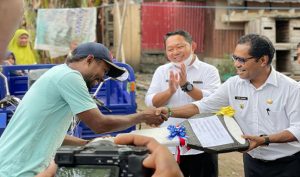 Pemkot Ternate Berikan Alat Angkut Sampah Pantai Tobololo