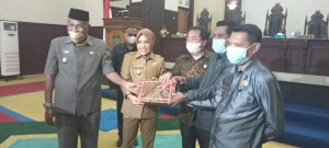 Bupati Kepsul Serahkan Ranperda Perubahan APBD 2021