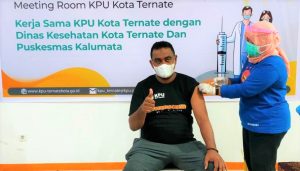 Komisioner KPU Ternate Disuntik Vaksin