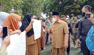 8 Bulan Tak Digaji, Guru Honor Demo Gubernur Malut