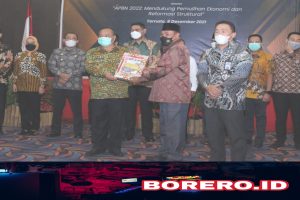 Wagub Malut Serahkan Anggaran 2022