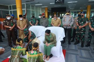 Tradisi Joko Kaha Sambut Pangdam Patimura