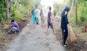 Sambut HUT Fobaharu, Warga RT 05 Bersih-Bersih Lingkungan
