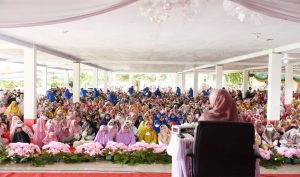 Ibu-Ibu di Tidore Antusias Ikuti Tausiah Ustadzah Oki