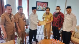 Gubernur AGK Terima SK Pj Bupati Pulau Morotai