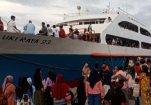 Penumpang Tujuan Ternate Kepung Kapal Uki Raya