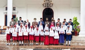 Peringati Hardiknas, Bupati Sula Beri Hadiah ke Siswa dan Guru