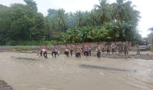 Polres Sula Bantu Warga Terdampak Banjir