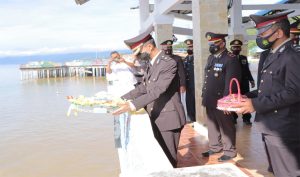 Tabur Bunga di Laut Sanana