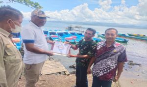 Bupati Halsel Serahkan Bantuan Bodi Fiber ke Nelayan
