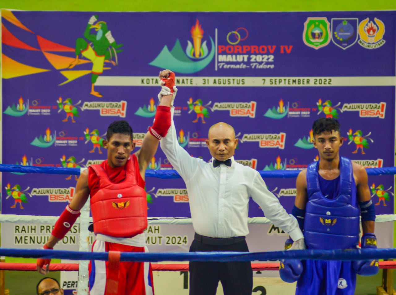 Salah satu atlit cabor muaythai kota ternate farhan Jaidun saat dinayatakan oleh wasit. (Dok : fandi)