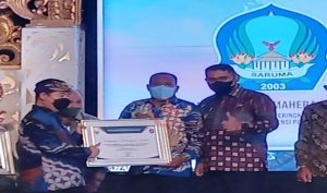 Pemda Halsel Terima Penghargaan Terbaik Dari Pempus