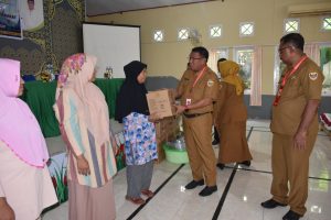 Dinsos Serahkan Bantun Fasilitas Pengembangan Ekonomi Masyarakat