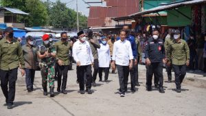 Walikota Dan Wakil Dampingi Jokowi Bagi BLT Ke Pedagang Pasar Galala