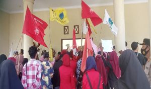 Aksi BBM, Mahasiswa Kepung Kantor DPRD Sula
