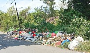 Sampah Seputaran Bandara Babullah Berserakan