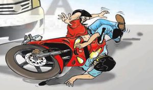 Motor Tabrak Mobil, Tak Pakai Helm Korban Bersimbah Darah