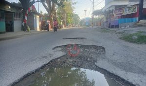 Jalan Rusak di Sanana Ancam Pengendara Butuh Perhatian Pemda
