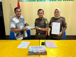 Keluarga NK Serahkan Uang Kerugian Negara Ke Kejari Tidore