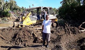 FOTO : Kala itu Djafar Ismail Gotong royong Perbaiki Jembatan Ake Buton