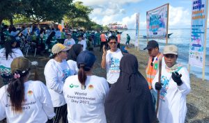 Peringati Hari Lingkungan Hidup Bersih-bersih di Pantai Kawasi