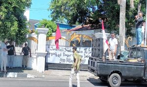 Dinilai Tidak Mampu, Pendemo Desak Gubernur Copot Sekda Malut