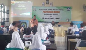Kordinator Bidang Intelijen Kejati Malut, Johanes Siregar saat menyampaikan materi kepada Siswa-siswi SMA 5 Ternate.