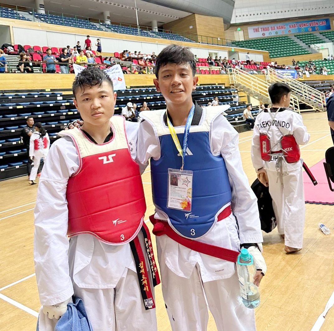 Muhammad Abdi Fairus Payapo (sabuk biru) bersama atlet Taekwondo dari Korea. 