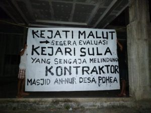 Merasa Kecawa, Warga Pasang Spanduk di Masjid Sambut Kajati Malut