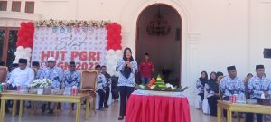 Bupati Sula Beri Bantuan untuk Guru Berprestasi