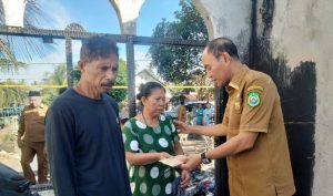 Beri Bantuan Korban Kebakaran di Halbar