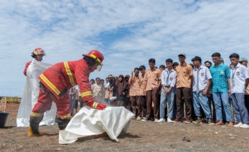 Emergency Rescue Team (ERT) Harita Nickel memberikan contoh cara memadamkan kebakaran ringan menggunakan selimut basah