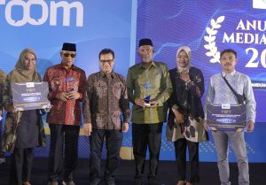 Walikota Tikep Terima Dua Penghargaan Dari Kemenkominfo