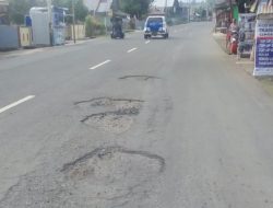Jalan Berlubang Ancam Pengendara di Halmahera Barat