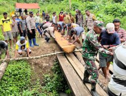 Sinergi Polri-TNI Bersama Warga Sula Perbaiki Jembatan Penghubung Desa