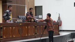 Juru Bicara PDI Perjuangan Marwan Suwardi Menyerahkan Pandangan Umum Fraksi PDI P