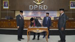 Ketua DPRD Kota Tidore Abdurahman Arsyad melakukan penandatanganan naskah keputusan DPRD