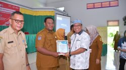 Penyerahan Piagam Penghargaan untuk Kelurahan Fobaharu dengan Kartu Identitas Anak mencakup 68%