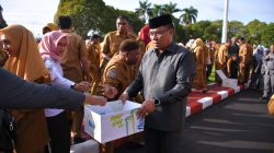 Usai apel, Sekretaris Daerah Isamail Dukomalamo bersama para Asisten dan Sfat Ahli Wali Kota langsung melakukan penggalangan bantuan untuk korban banjir bandang dan tanah longsor di Kelurahan Rua (1)