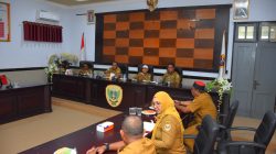 Asisten Sekda Bidang Perekonomian dan Pembangunan Taher Husaen didampingi Staf Ahli Wali Kota Bidang Ekonomi Pembangunan dan Keuangan Abdul Hakim Adjam mengikuti Rakor Inflasi Daerah Mingguan (3)