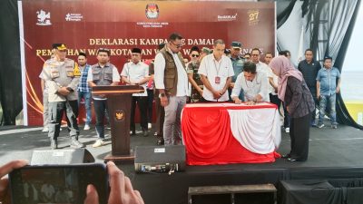 Paslon Santrani Abusama dan Bustamin Abdul Latif (SAMBUT) saar mendatangani deklarasi kampanye damai di Kota Ternate || Foto : dnx