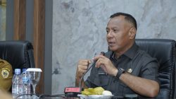 Walikota Tidore Kepulauan, Muhammad Sinen, SE memberikan arahan pada Rapat Persiapan keikutsertaan Kota Tidore pada Musyawarah Nasional (Munas) Ke-VII APEKSI Tahun 2025 di ruang rapat Walikota (4)