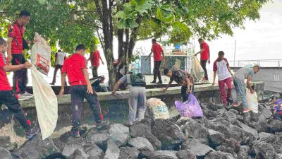 Peduli Lingkungan, Polisi Bersihkan Sampah di PPN Ternate